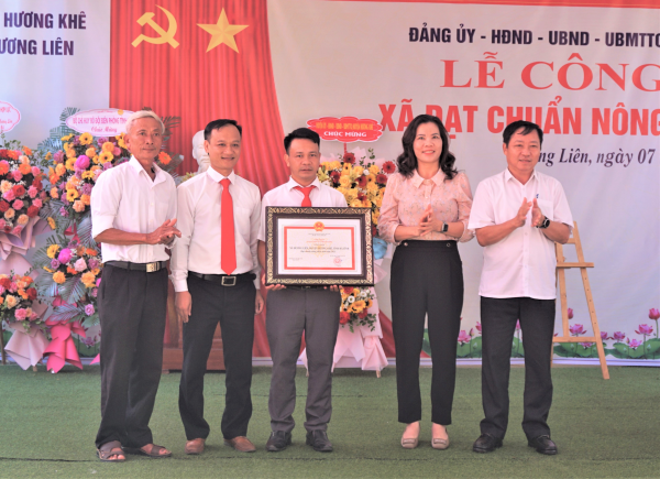 Xã Hương Liên đón bằng công nhận xã đạt chuẩn Nông thôn mới